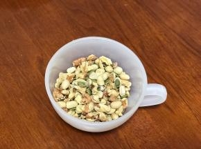 各种熟干果擀碎。