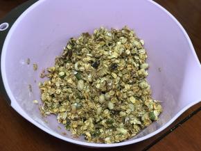 加入烤好的燕麦片搅拌均匀，一点点加水和成面团样子。