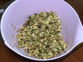 加入烤好的燕麦片搅拌均匀，一点点加水和成面团样子。