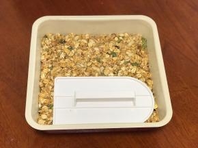 放在容器里压平压实。