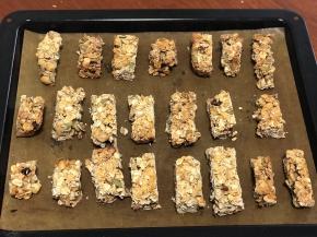 切成适当大小放入烤箱预热好。150度再烤10分钟，所有烘烤都是放中层。