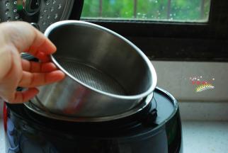 臻米脱糖养生饭煲装好内胆、小蒸隔网、甑子（臻米脱糖养生煲自带），左右旋转内胆使其能够完全对位，电磁阀芯也要确保安装到位。