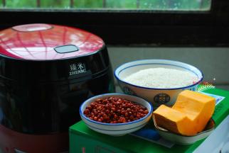 准备好所需要的各种食材。红小豆提前用冷水清洗干净，浸泡1个晚上，用养生饭煲自带的量杯盛2杯大米，南瓜去掉瓜瓤，清洗干净，不用去皮。