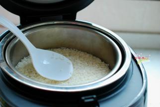 大米淘洗干净，均匀地平铺在蒸隔网上。大米淘洗次数不要过多，最多不超过2次，否则会损失大量营养，得不偿失。