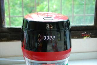 盖上盖子，选择“蒸饭”功能，自动设定时间是22分钟。蒸饭期间可以去准备南瓜和其他菜了。