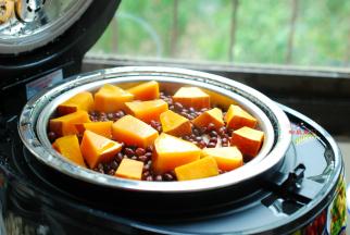 好了，一锅香喷喷的南瓜赤豆蒸米饭就做了，打开盖子，深呼吸一口，好香啊！黄、红、白三色组合，看着就好诱人。这就是小时候吃的柴火饭啊！营养又低糖，我吃两碗不发胖。