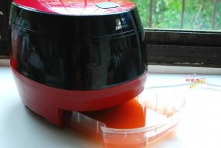 看看，这就是水米分离的米汤。因为现在的大米不是我们小时候的大米了，从出厂到包装到销售再到我们消费者手里，经过了太多的环节，不加添加剂大米容易坏掉。所以分离出来的这米汤不建议再喝了，但可以用来浇花。