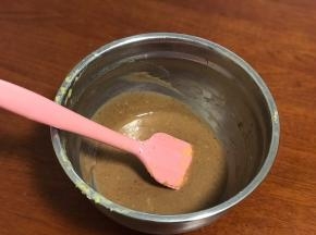 蛋清蛋黄分离，蛋黄搅匀，加入糖，牛奶，油搅打均匀。筛入低筋面粉和可可粉，翻拌均匀备用。