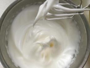 蛋白盆保证无油无水无蛋黄，打发蛋白，分3次加入糖，蛋白打至中性发泡，即提起打蛋器较长的弯角出现即可。