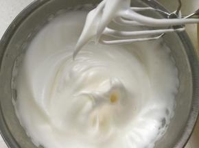 蛋白盆保证无油无水无蛋黄，打发蛋白，分3次加入糖，蛋白打至中性发泡，即提起打蛋器较长的弯角出现即可。