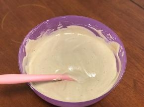 蛋白分三次加入蛋黄糊，每次都是翻拌的手法以免消泡。