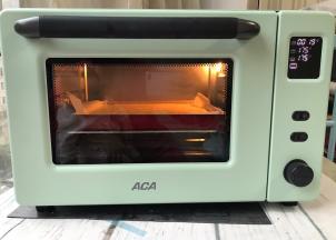 烤箱175度预热5分钟，上下火中层175度24分钟，上色即可。