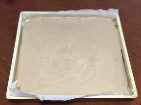 最后将面糊倒入事先铺好油纸的烤盘里。