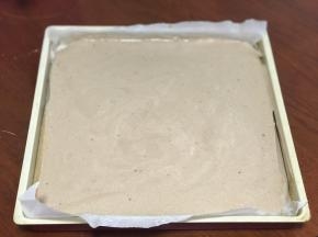 最后将面糊倒入事先铺好油纸的烤盘里。