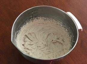 淡奶油加糖和可可粉打发至九分发。