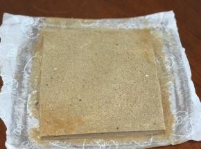 烤好后的蛋糕胚晾凉去掉四边。