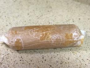 抹好奶油馅卷起来包好固定半小时以上。