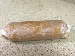 抹好奶油馅卷起来包好固定半小时以上。