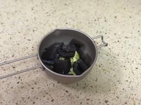 黑巧克力碎加黄油用烤箱发酵功能融化，或小火隔水融化。