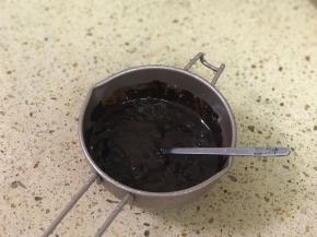 融化后温度降到30度左右加入果仁碎搅拌均匀。