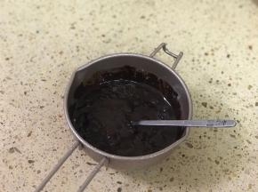 融化后温度降到30度左右加入果仁碎搅拌均匀。