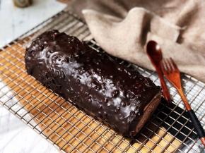 淋在抹了奶油的蛋糕卷上，没淋到的地方用小抹刀或小勺涂抹均匀。