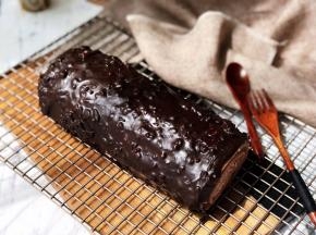 淋在抹了奶油的蛋糕卷上，没淋到的地方用小抹刀或小勺涂抹均匀。