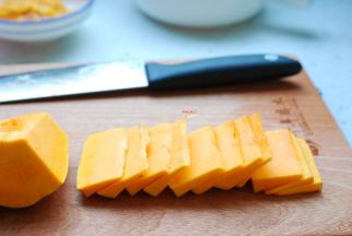 准备好所需要的食材，先把南瓜清洗干净，去掉外皮，切成薄片或者小块。建议还是切薄片吧，切薄片比小块更容易成熟。