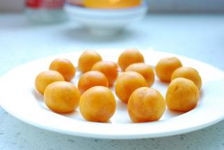 蒸南瓜期间，我们来制作馅料吧，把所需要的馅料搓成大约15克左右的小圆球。我用的是流沙蛋黄馅，浓浓的香味透着一丝淡淡的咸，非常好吃，只是这颜色和南瓜的颜色非常接近，所以面皮和馅料不太容易分辨出来。你也可以用其他馅，比如：豆沙馅、枣泥馅、绿豆馅、紫薯馅……都可以的。