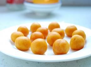蒸南瓜期间，我们来制作馅料吧，把所需要的馅料搓成大约15克左右的小圆球。我用的是流沙蛋黄馅，浓浓的香味透着一丝淡淡的咸，非常好吃，只是这颜色和南瓜的颜色非常接近，所以面皮和馅料不太容易分辨出来。你也可以用其他馅，比如：豆沙馅、枣泥馅、绿豆馅、紫薯馅……都可以的。