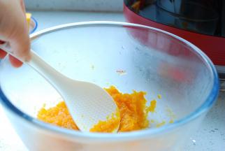 时间到了，蒸熟的南瓜片取出来，已经很软了，用臻米脱糖养生饭煲自带的米饭铲，趁热压烂成南瓜泥。喜欢吃甜可以加点白糖，不过我没加，南瓜的甜味已经足够了。