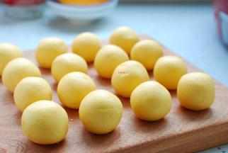 把糯米面团分成小剂子，搓成圆球，包上流沙蛋黄馅。小剂子大约18—20克一个，南瓜球太大不容易蒸熟，也不够精致，小巧一点好看更好吃。