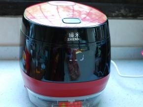 全部包好后，放入臻米脱糖养生饭煲，用饭煲自带的量米杯，加入2杯清水，放入蒸网，把包好的南瓜球放在蒸网上，有间隔地摆开，盖上盖子，选择“热饭”功能，12分钟，这个时间可以去干其他事情了，时间到后会有提示音。