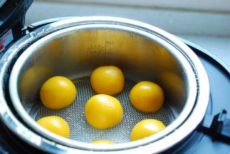 好了，时间到了，打开盖子，要小心热气烫到哦！金灿灿的南瓜球就蒸好了，金黄金黄的颜色看着是不是就很诱人呢？不裹椰蓉也可以就这样直接吃的，不过裹上一层椰丝味道更香呢，又软又糯，又甜又香，吃起来都没够。