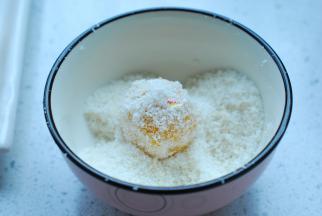 取出来，趁热在椰蓉里打个滚儿吧！裹满椰丝的南瓜球看起来更高贵了呢！