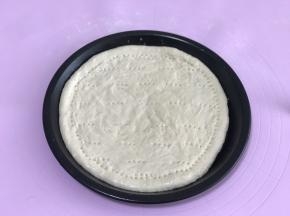 饼皮表面扎些眼防鼓起，盖上保鲜膜烤箱发酵功能发15分钟左右，室温的话主要还是看状态决定时间。