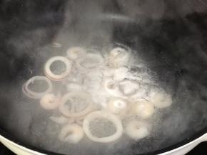 烘烤醒发饼皮期间可以处理馅料：鱿鱼圈、虾仁焯水10秒钟捞出沥干水份备用。