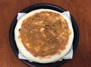 烤好的饼皮涂上适量的披萨酱、番茄酱和沙拉酱。