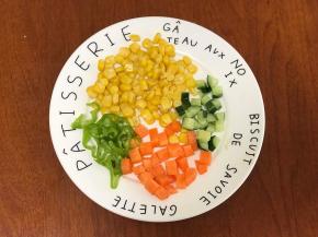 各种配菜切小粒或细丝。