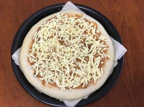 撒上一层马苏里拉芝士碎。