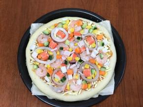 均匀摆上所有的馅料：我放的蔬菜是玉米粒、黄瓜粒、胡萝卜粒。