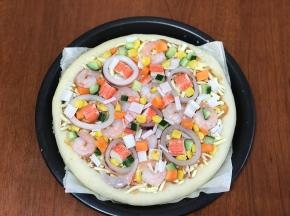 均匀摆上所有的馅料：我放的蔬菜是玉米粒、黄瓜粒、胡萝卜粒。