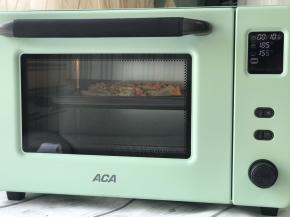 烤箱预热上火185度下火155度5分钟，放入披萨烘烤8-10分钟至马苏里拉芝士溶化即可，没有上下火分开设温的可以都选择180度，8分钟左右即可。