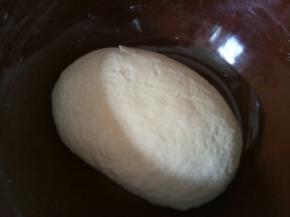 面和成光滑的面团，放置一边饧着备用。