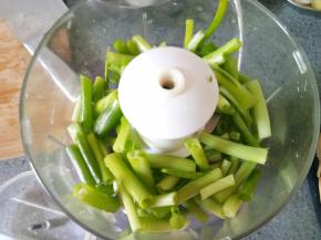 小葱葱白和葱叶分开，用料理机分别打碎，不要打太碎，太碎不好吃。 