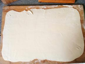 视自家面板大小取一块面团，擀成方形大面片，比饺子皮薄一点