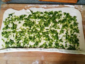 把馅料均匀铺在面片上，对面的一边留白一点，待会省的挤出馅料