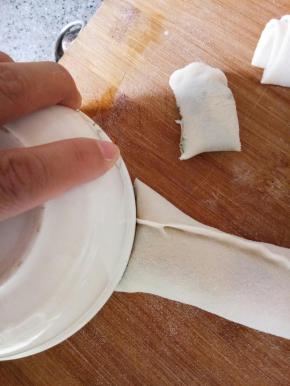 拿一个小碗，每隔一段磕一下，磕下来的像个饺子形状的就是目饺子了