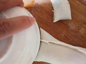 拿一个小碗，每隔一段磕一下，磕下来的像个饺子形状的就是目饺子了