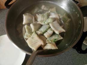 煮熟捞出，要比煮普通饺子时间长，可以看着差不多了捞出来尝一下看看熟没熟